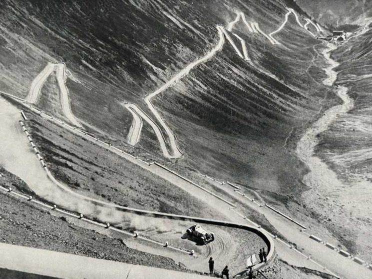 La Strada dello Stelvio ha 200 anni: bici, auto e moto d'epoca la festeggiano