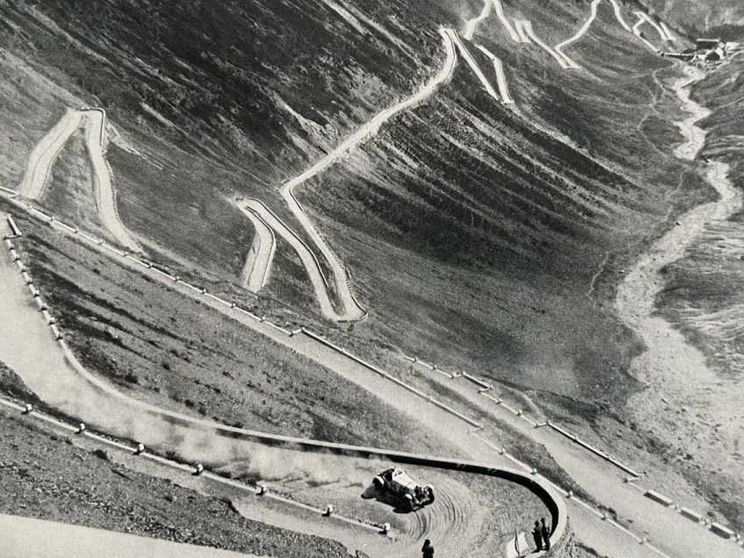 La Strada dello Stelvio ha 200 anni: bici, auto e moto d'epoca la festeggiano
