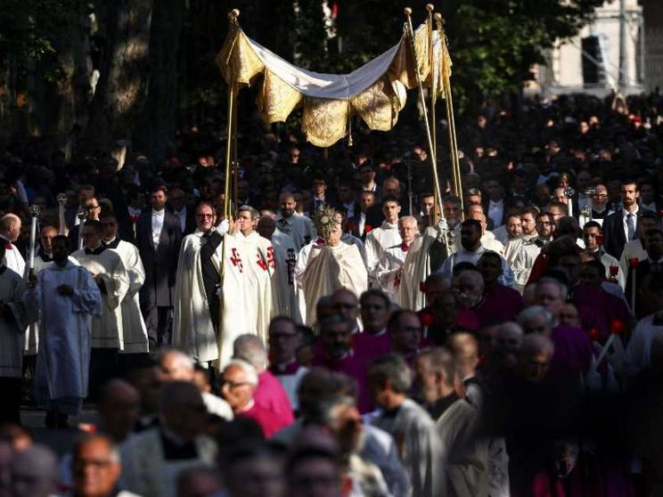 Il Papa a piedi per Roma. «Interi popoli umiliati dall’ingordigia»
