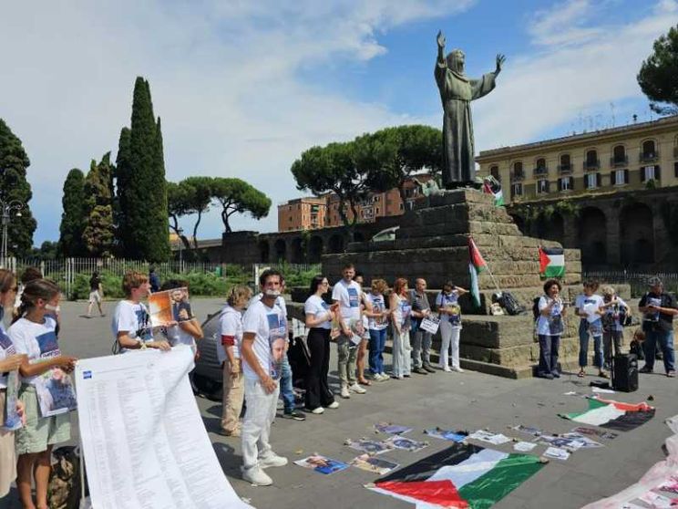 Flash mob per i giornalisti uccisi a Gaza: «I media non sono un bersaglio»