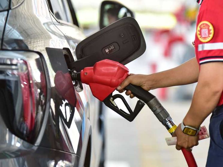 Il petrolio giù, la benzina alle stelle: cosa sta succedendo coi prezzi
