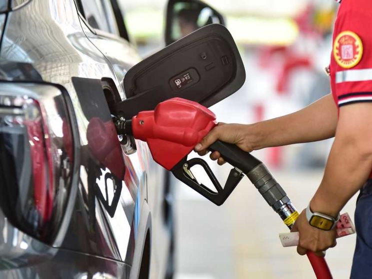 Il petrolio giù, la benzina alle stelle: cosa sta succedendo coi prezzi