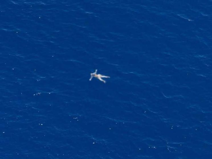 L'orrore in una foto: corpi di migranti galleggiano nel Mediterraneo