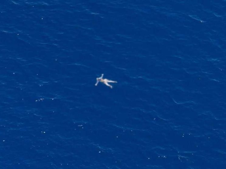 L'orrore in una foto: corpi di migranti galleggiano nel Mediterraneo