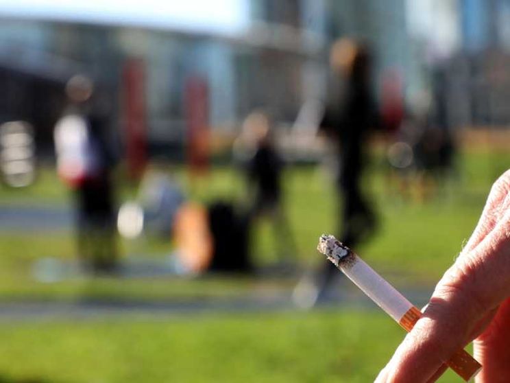 La Francia alza il tiro: fumo vietato in parchi e spiagge