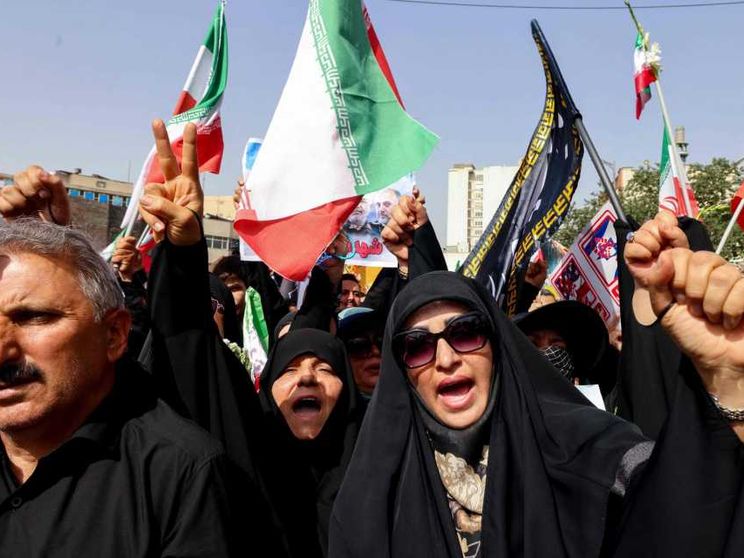 Piazze strapiene per i funerali delle vittime di Israele. Esplosioni a Teheran