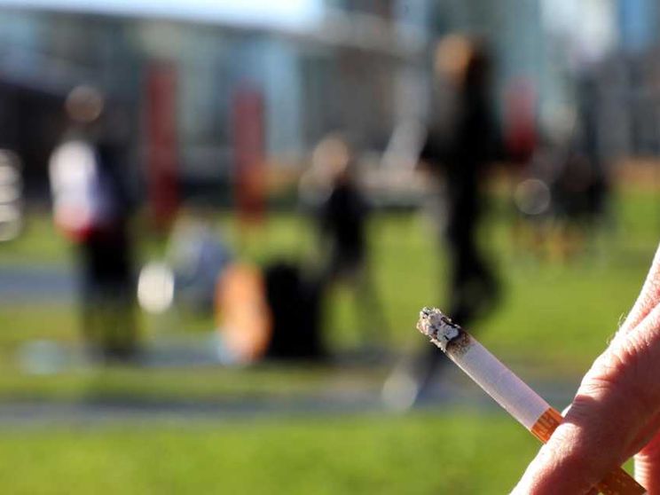 La Francia alza il tiro: fumo vietato in parchi e spiagge