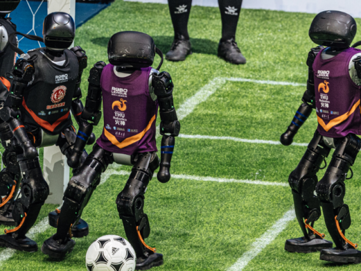Goffi e poco atletici, i robot cinesi scendono in campo