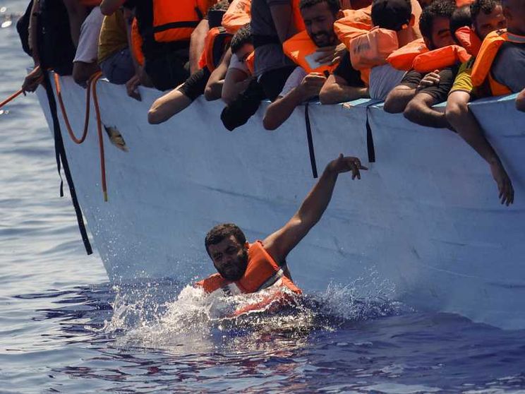 Ancora un naufragio nel Mediterraneo: 87 salvati, annegata una donna