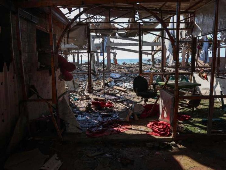 Artisti e giornalisti le vittime all'Internet cafè. Decine di uccisi a Gaza
