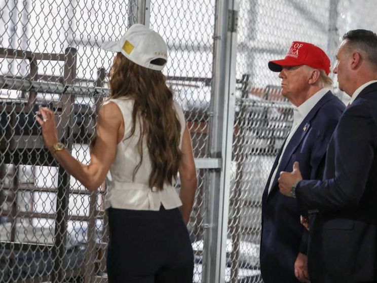 Trump rinchiude gli immigrati nella gabbia: è l'Alcatraz degli alligatori