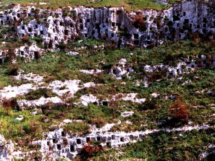 Siracusa e le necropoli di Pantalica, qui la pietra è mito