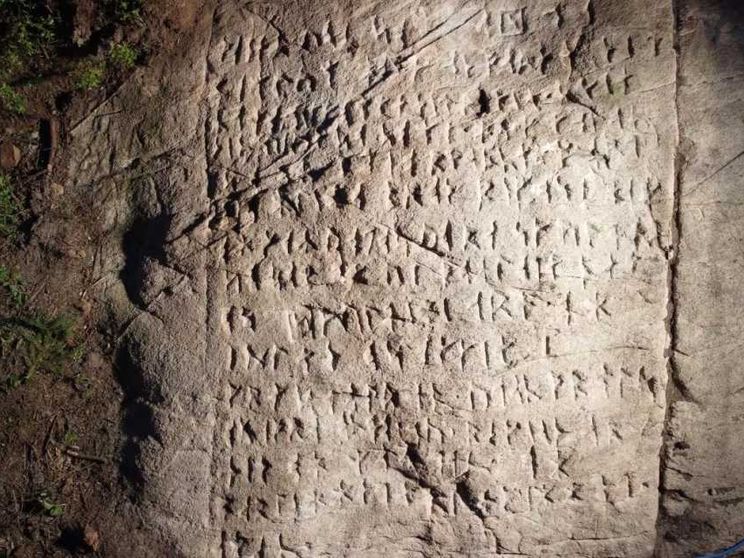 Il Padre Nostro in rune tra le foreste canadesi