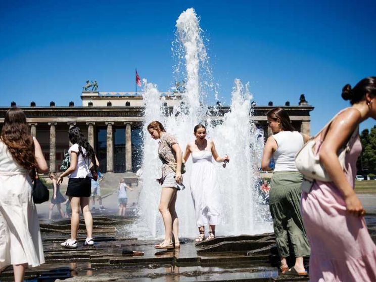 Siamo nella morsa del caldo: immagini dalle città del Vecchio continente