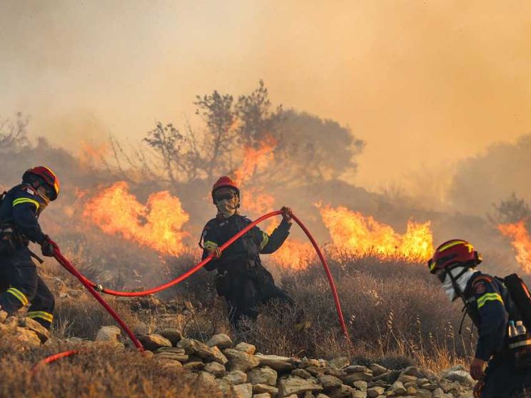 Incendi a Creta, turisti in fuga. E in Italia brucia l'asfalto