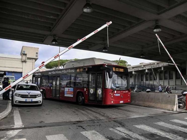 Aggressione su un bus nella Capitale, contestata l'aggravante del razzismo