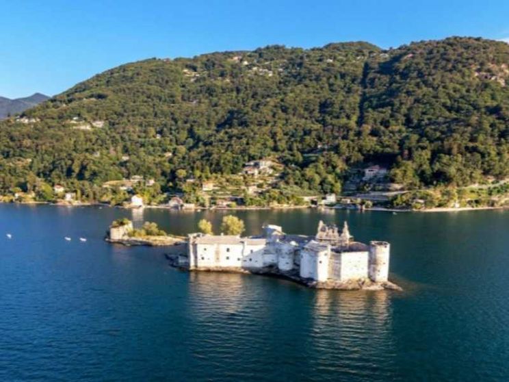 Sul Lago Maggiore aprono i Castelli di Cannero. Magia di luci a Baveno