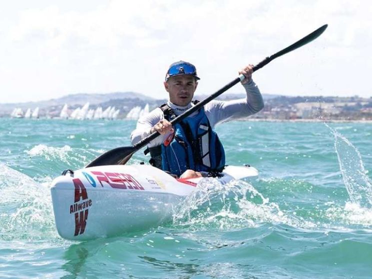 Alessandro varca l’Adriatico in kayak. «Vinco il mare, con la fibrosi cistica»