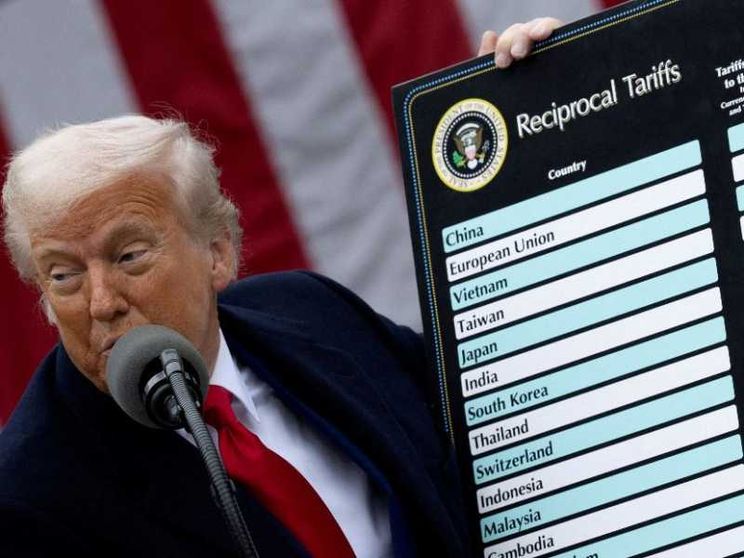 Dazi, Trump manda le lettere, ma firma la proroga al 1° agosto