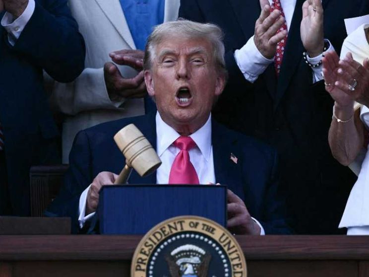 L'ultima puntata della telenovela sui dazi: Trump li comunicherà via lettera