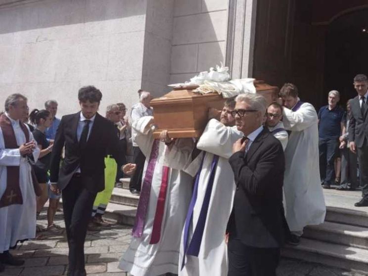 Le risposte difficili da trovare e la preghiera: l'ultimo saluto a don Matteo