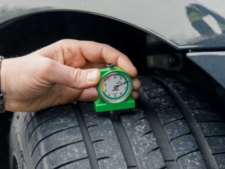 Un'automobile su quattro viaggia con pneumatici non in regola