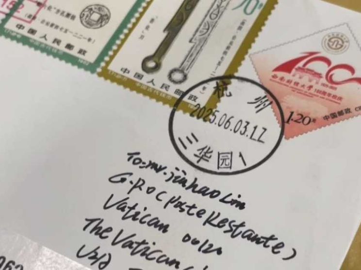 «Caro Papa ti scrivo». Ogni giorno 100 chili di posta per Leone XIV