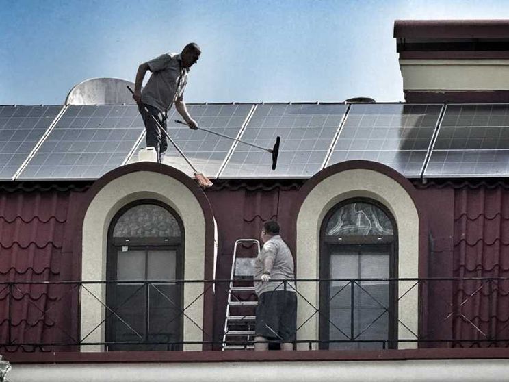 Kiev, schegge colpiscono l'ambasciata vaticana. Dagli Usa ancora tempo a Putin