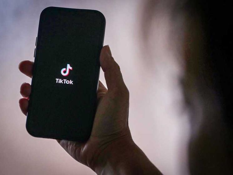 Padre uccide la figlia perché non vuole lasciare TikTok