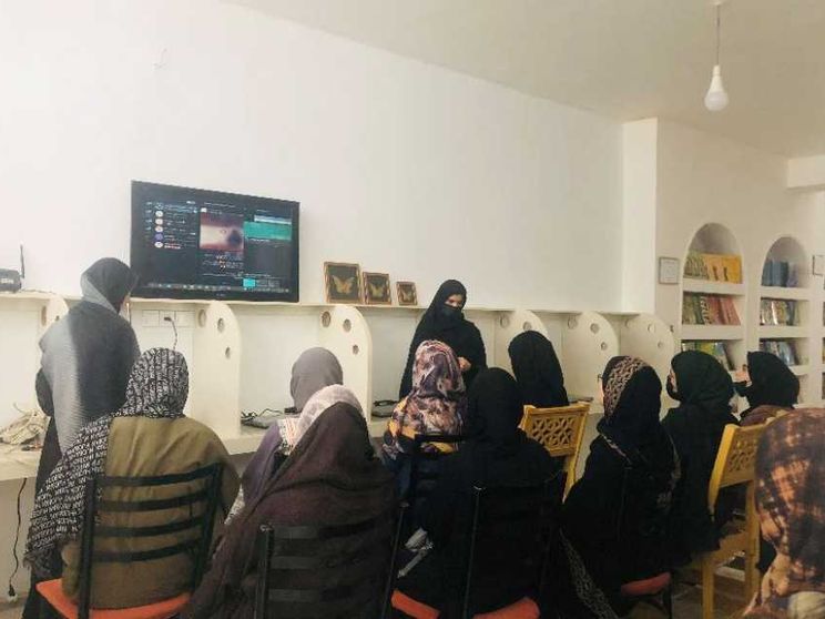 Il sogno digitale di Afsaneh per le donne afghane: «Online torniamo libere»