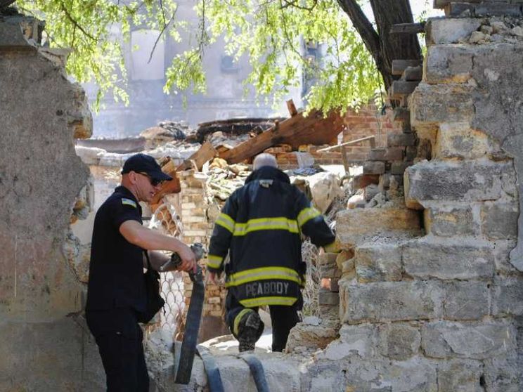 Odessa senza pace sotto il tiro dei droni. Trump: aiuti a Kiev con soldi Nato