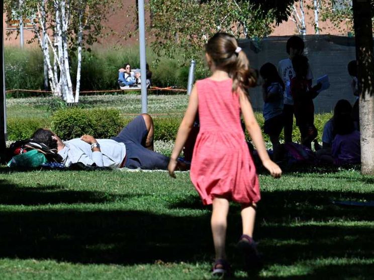 Picco di congedi parentali: in Italia la conciliazione ad agosto non esiste