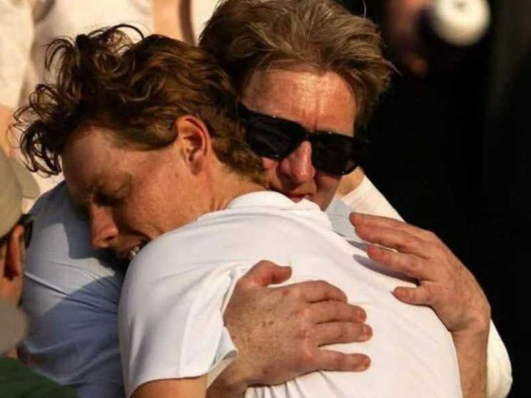 Jannik e l'abbraccio con papà Hanspeter: l'immagine dell'estate 2025