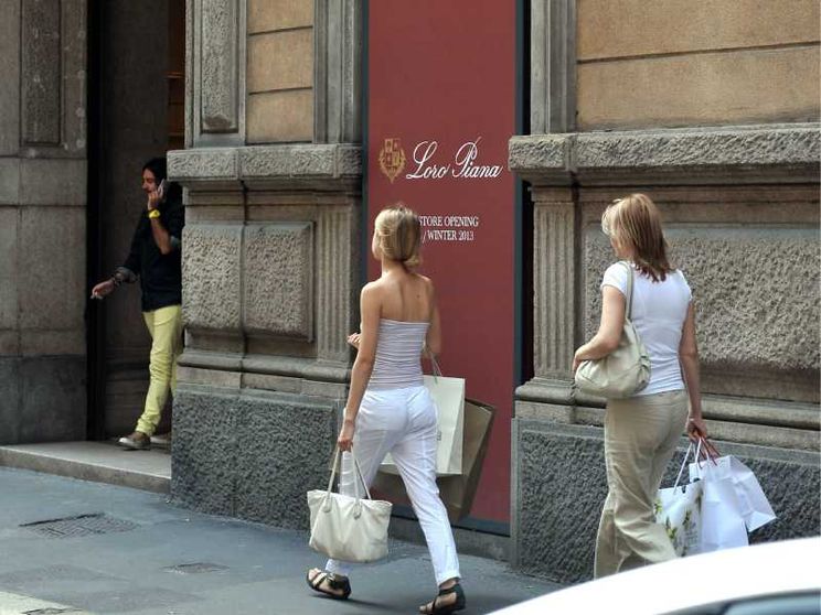Il lusso, gli sfruttati e noi: ecco chi ha subito un danno