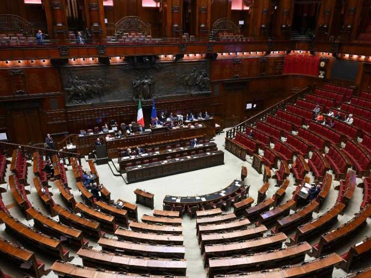 C'è un esercito di onorevoli morosi. E i partiti adesso vanno all'incasso