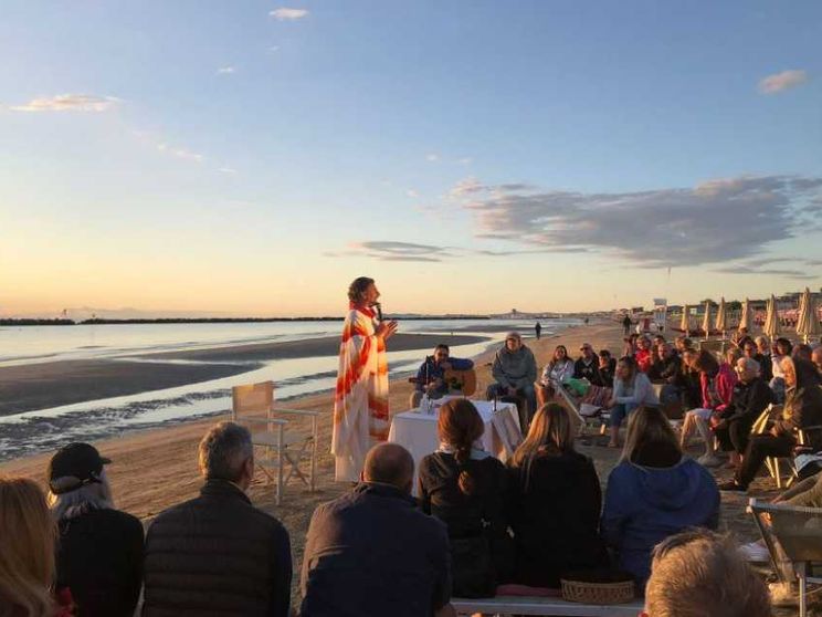 Come funziona la “pastorale sotto l'ombrellone” della Riviera romagnola