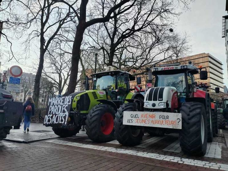 L'incubo dei tagli porta in piazza (di nuovo) gli agricoltori a Bruxelles