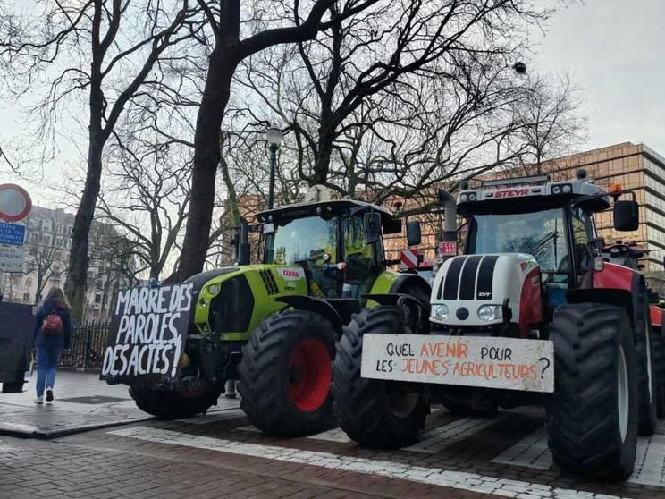L'incubo dei tagli porta in piazza (di nuovo) gli agricoltori a Bruxelles