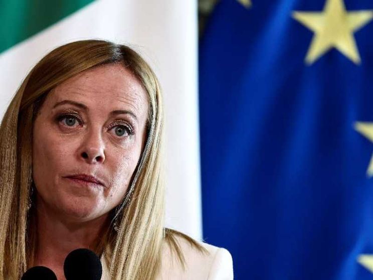 Meloni: «Inaccettabile». Il silenzio dell'Ue, la telefonata di Trump