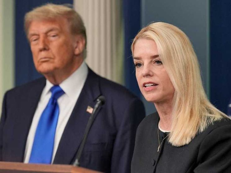 Politica, bufale e lettera oscena: la saga Trump-Epstein è appena cominciata