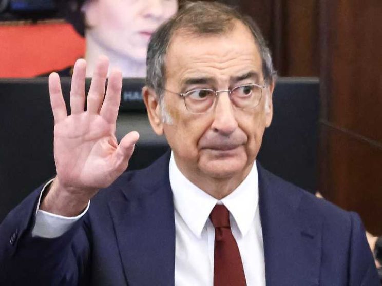 La difesa di Sala: «Ho le mani pulite». Il sindaco resta, l'assessore no