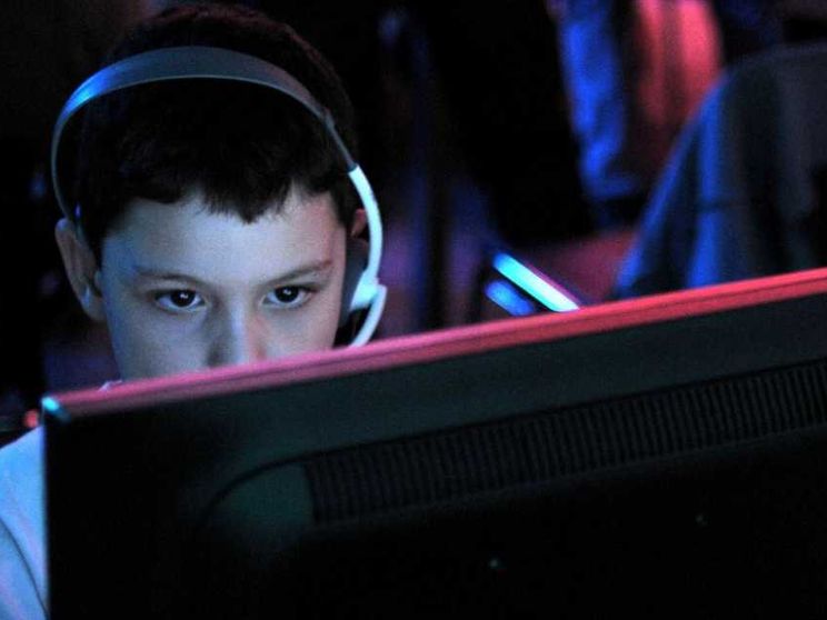 Ani, Replika e gli altri chatbot “amici” dei bambini: perché sono pericolosi