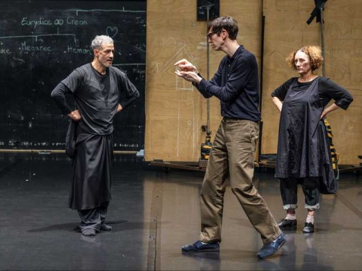 «Siamo pelle e ossa»: dalla tragedia al presente, l'Antigone secondo Øyen