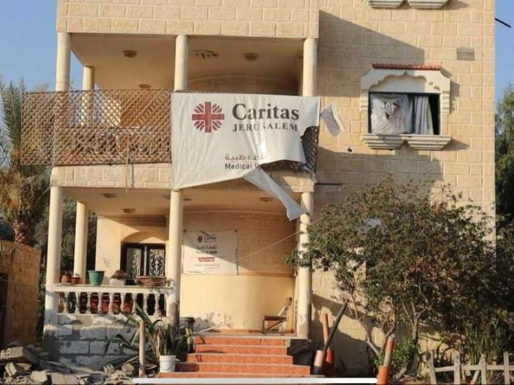 È stato distrutto il centro medico della Caritas a Deir al-Balah