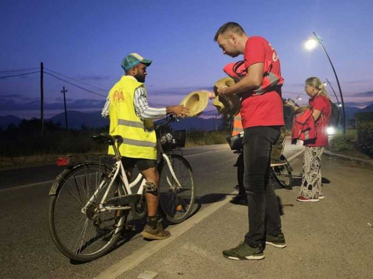 Tra i braccianti nell'Agro Pontino, sui campi dall'alba a 5 euro all'ora