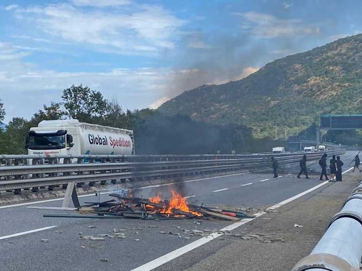 Bombe carta contro la polizia: l'ultima azione no Tav è un caso politico