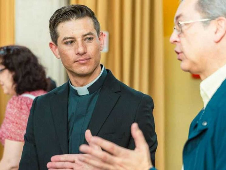 Chi è padre Heriberto García Arias, il sacerdote con 2 milioni di follower
