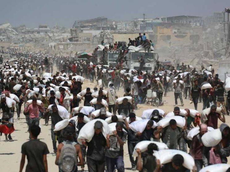 Aiuti (pochi) e pacchi dal cielo, ma per Netanyahu «non c'è fame a Gaza»