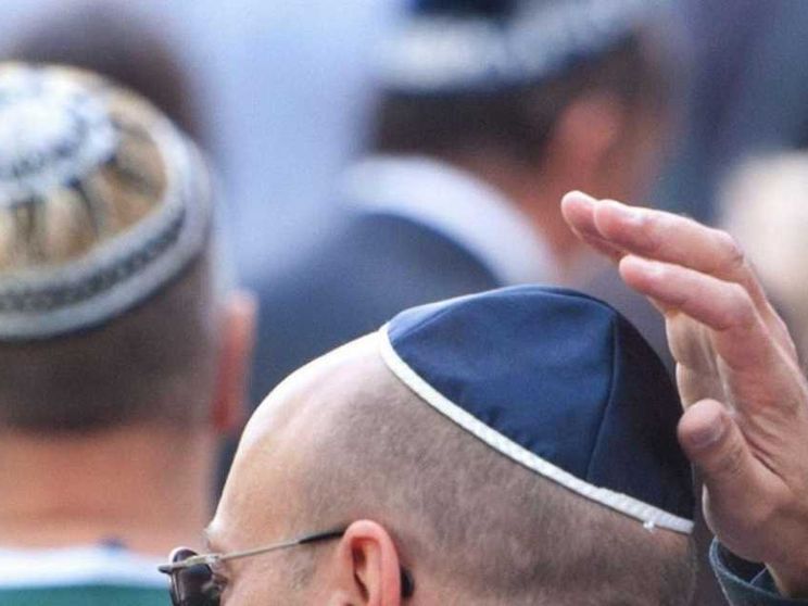 «Assassini», poi i calci: la famiglia di francesi aggredita per la kippah