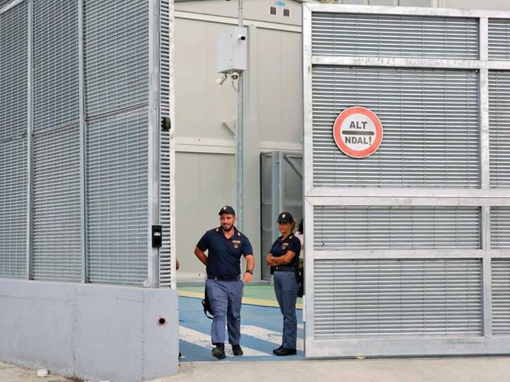 Il caso dei 132 migranti trasferiti in Albania «senza ordini»